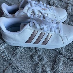 Women’s Adidas Grand Court Cloudfoam Rosegold stripe sneakers